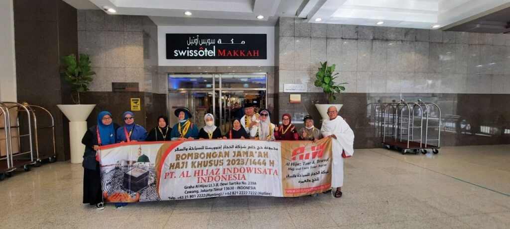 Jamaah Haji Khusus Alhijaz di depan hotel bintang 5 zamzam tower 