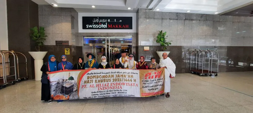 Jamaah Haji Khusus Alhijaz di depan hotel bintang 5 zamzam tower